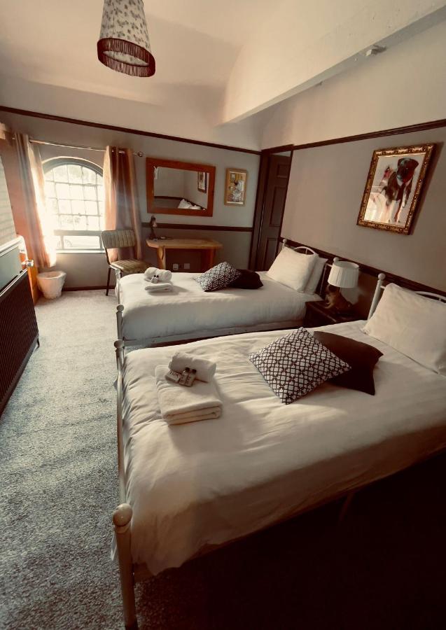 The Italian Greyhound Hotel Great Glen Ngoại thất bức ảnh